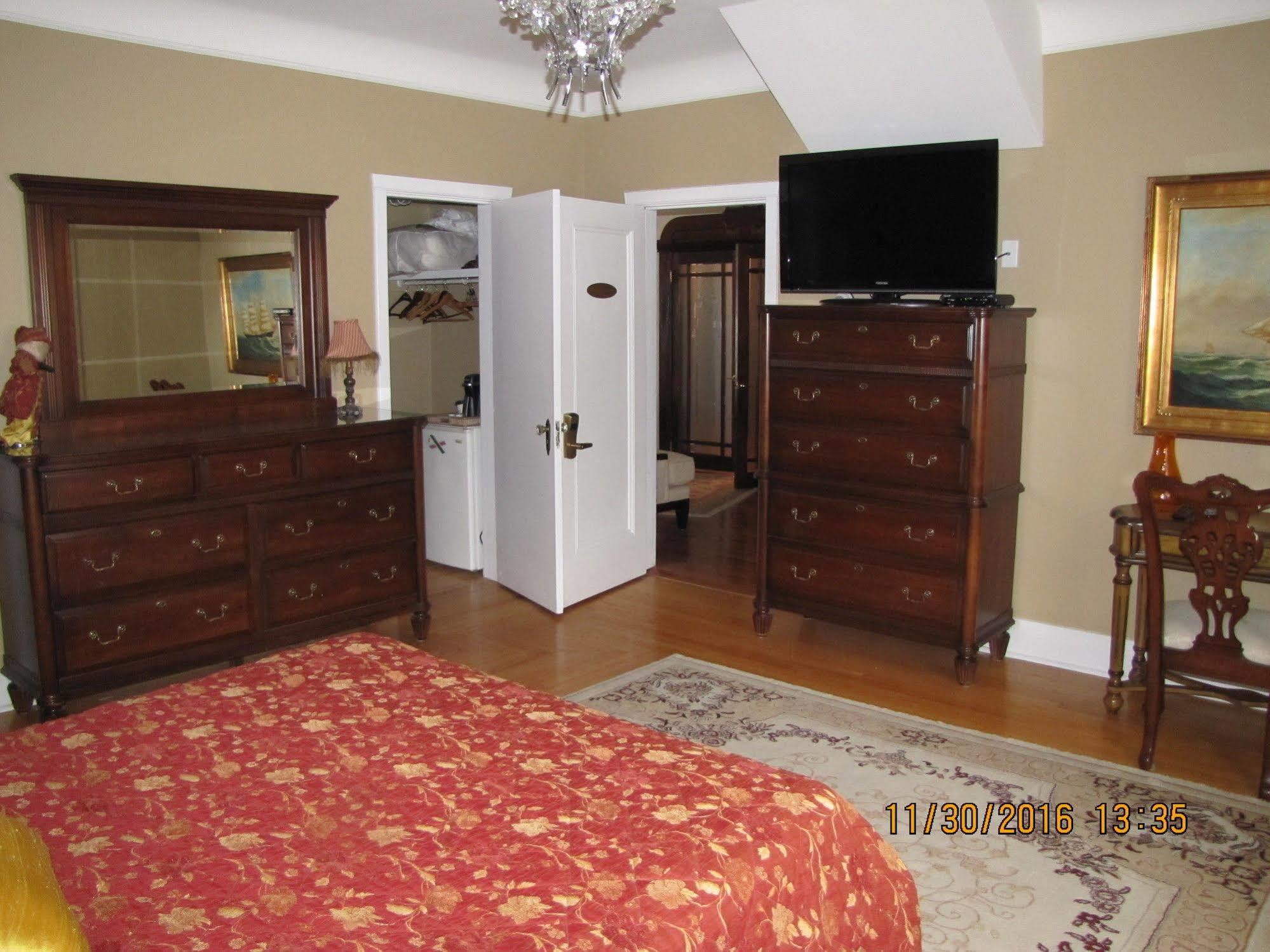 Monroe House Executive Guest Suites St. John's Bagian luar foto